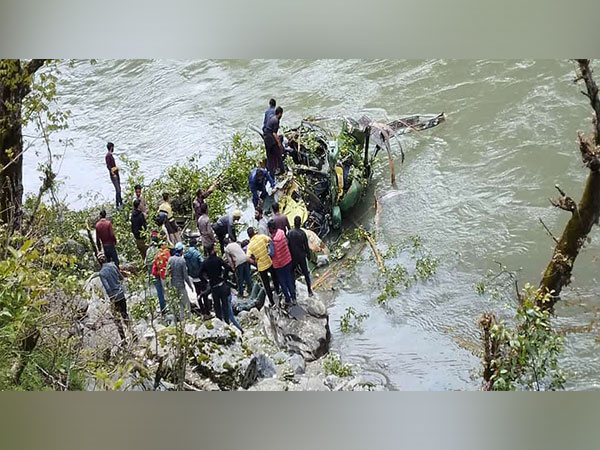 Junglewarrior39's tweet photo. #BreakingNews Indian Army #chopper crashes in J-K's #Kishtwar Read
Pray for safe
p.c.-@ANI
#Armychoppercrash #JammuKashmir #NewsUpdates https://t.co/VyVEMo00pL