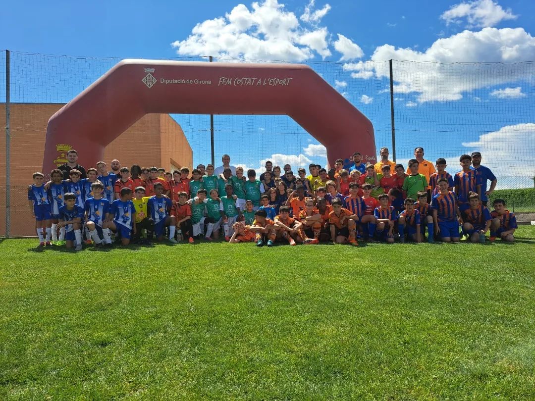 Navata CF (@navatacf) on Twitter photo MOLTES GRÀCIES per participar al l Torneig Navatenc d'alevins @aeroses1921 <a href="/cfbaseroses/">cfbaseroses</a> <a href="/efbaixter/">E.F. Baix Ter</a> @fundacioesportivabegur @uelajonquera @uefigueres @atleticolot patrocinadors @florenci_fruits 🍏🍎i @nord.produccions 🎤🎶, i a les autoritats @fcf_cat ⚽ i a @ajuntamentdenavata MOLTES GRÀCIES per participar al l Torneig Navatenc d'alevins @aeroses1921 <a href="/cfbaseroses/">cfbaseroses</a> <a href="/efbaixter/">E.F. Baix Ter</a> @fundacioesportivabegur @uelajonquera @uefigueres @atleticolot patrocinadors @florenci_fruits 🍏🍎i @nord.produccions 🎤🎶, i a les autoritats @fcf_cat ⚽ i a @ajuntamentdenavata