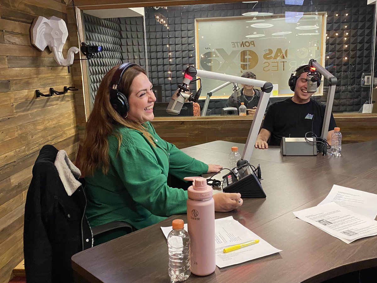 ExaFM's tweet photo. ¡Camineros 😎! Estamos en la entrevista con #Denisha y #JerryVelázquez 🎭🤩 ¡Nos cuentan sus divertidas anécdotas en el mundo del teatro musical en #LaCaminera con @taniarin, @fran_hevia y @Fer_Gay 🤪! En el 104.9 FM 📻

📲 https://t.co/N9FMUnZkn1 https://t.co/qjfaYKKlQ4