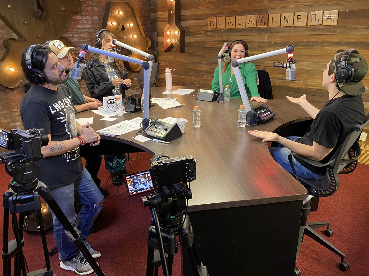 ExaFM's tweet photo. ¡Camineros 😎! Estamos en la entrevista con #Denisha y #JerryVelázquez 🎭🤩 ¡Nos cuentan sus divertidas anécdotas en el mundo del teatro musical en #LaCaminera con @taniarin, @fran_hevia y @Fer_Gay 🤪! En el 104.9 FM 📻

📲 https://t.co/N9FMUnZkn1 https://t.co/qjfaYKKlQ4