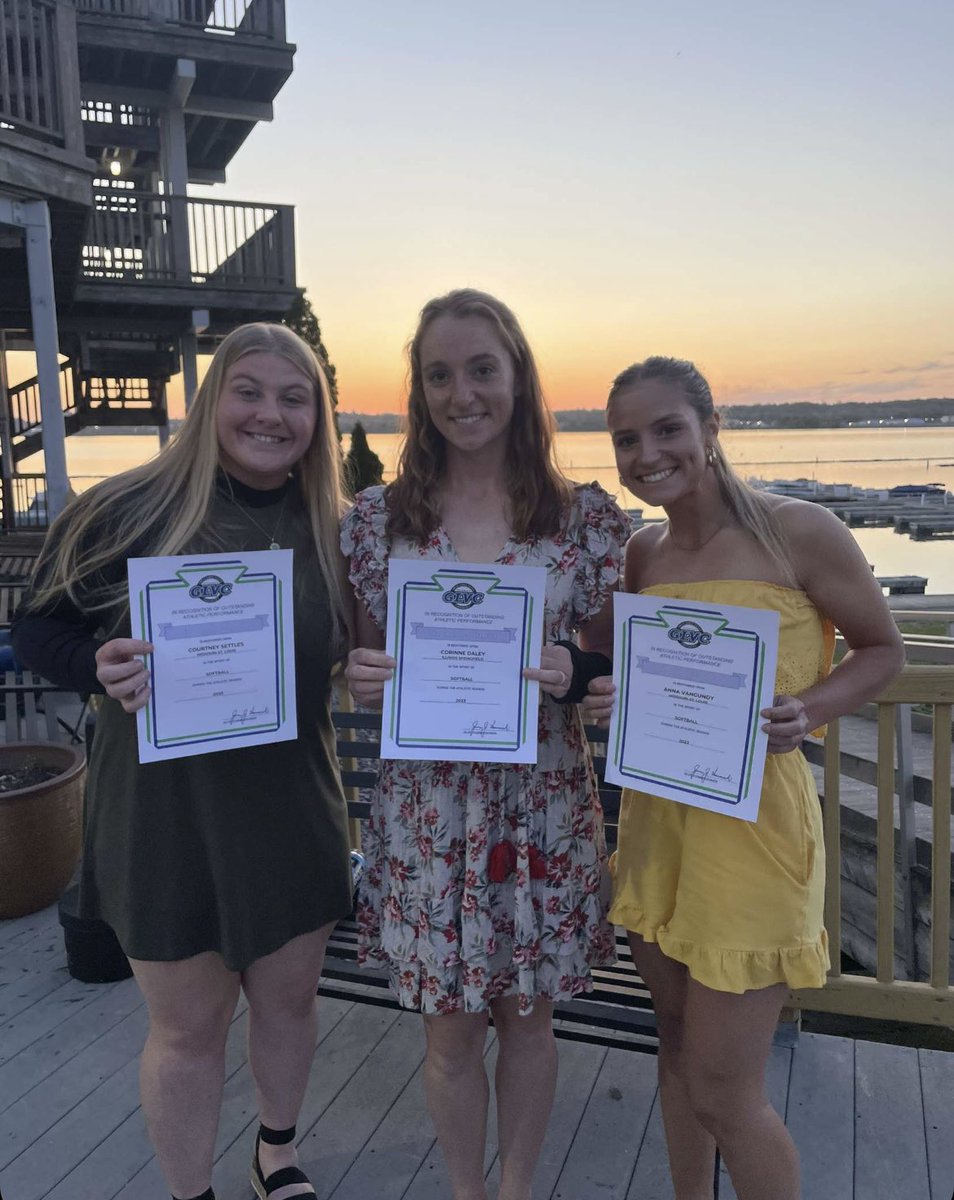UMSLSoftball's tweet image. Started the #GLVCsb Tournament at the awards banquet tonight! 
🔱2nd Team: Jenna Towle, Irene Travis, and Mackenzie Lamos 
🔱3rd Team: Courtney Settles, Corinne Harper, and Anna Vangundy 
🔱Annie Scaramuzzi was our nominee for the James R. Spalding Sportsmanship Award Nominee