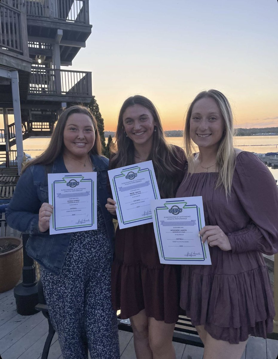 UMSLSoftball's tweet image. Started the #GLVCsb Tournament at the awards banquet tonight! 
🔱2nd Team: Jenna Towle, Irene Travis, and Mackenzie Lamos 
🔱3rd Team: Courtney Settles, Corinne Harper, and Anna Vangundy 
🔱Annie Scaramuzzi was our nominee for the James R. Spalding Sportsmanship Award Nominee