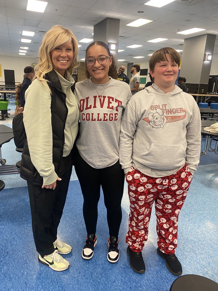 McconnellErika's tweet photo. Signing day was a huge SUCCESS ❤️❤️❤️. So proud of you @MariahnaMcConn1 

Such an amazing Event put on by Waverly High School.

Thank you @coachsabiiti for the FaceTime call….
@SuzyMerchant @WaverlyGirlsBB @OlivetAthletics https://t.co/2D5Qn39cDi