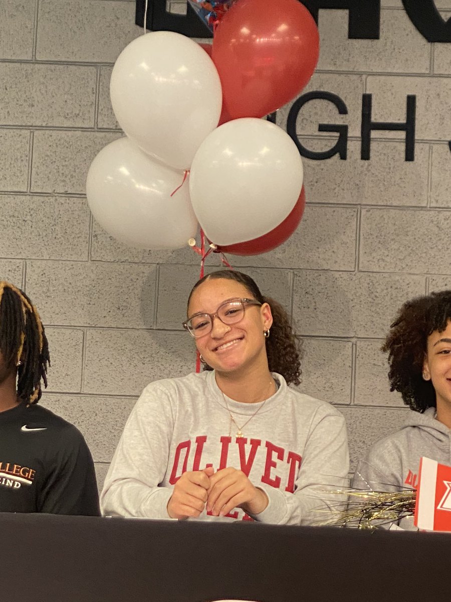 McconnellErika's tweet photo. Signing day was a huge SUCCESS ❤️❤️❤️. So proud of you @MariahnaMcConn1 

Such an amazing Event put on by Waverly High School.

Thank you @coachsabiiti for the FaceTime call….
@SuzyMerchant @WaverlyGirlsBB @OlivetAthletics https://t.co/2D5Qn39cDi
