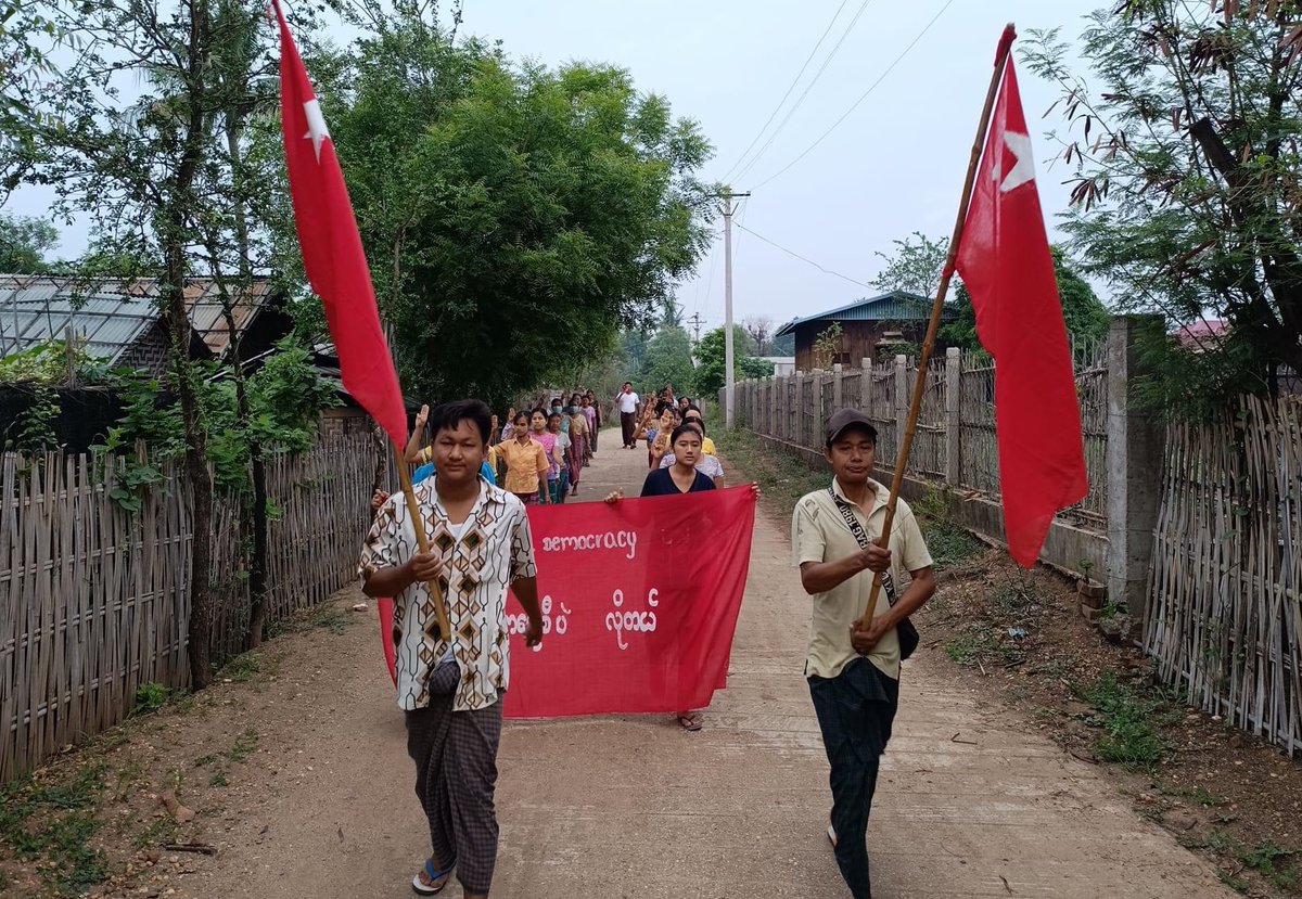 KYITHAR95368969's tweet photo. Pro-democracy residents from northern part of #Yinmarbin Twp, #Sagaing Region, staged a morning protest to overthrow the #MilitaryDictatorship on May4.

#HelpMyanmarIDPs                         
#2023May4Coup                                #WhatsHappeningInMyanmar https://t.co/e5Mqf5FgeI