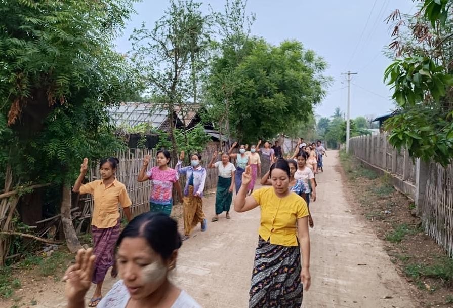 KYITHAR95368969's tweet photo. Pro-democracy residents from northern part of #Yinmarbin Twp, #Sagaing Region, staged a morning protest to overthrow the #MilitaryDictatorship on May4.

#HelpMyanmarIDPs                         
#2023May4Coup                                #WhatsHappeningInMyanmar https://t.co/e5Mqf5FgeI