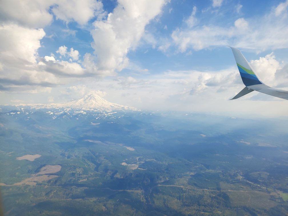 brittdetienne's tweet photo. Thankful for the cooperative weather that granted a great view of Mt. Rainier as we began our final approach into Seattle this afternoon. https://t.co/soLeoN3lGT