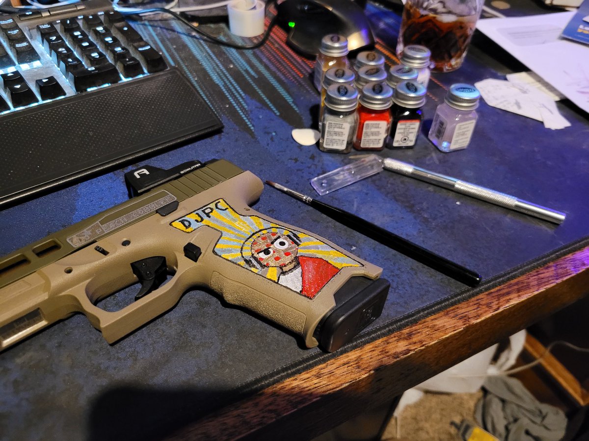 TheSethybaby's tweet photo. It's one of those nights. #djpeachcobbler #customguns #4sta #tinybrushes #whiskey
@MCStrawberryCh https://t.co/EkuDKRgKwD