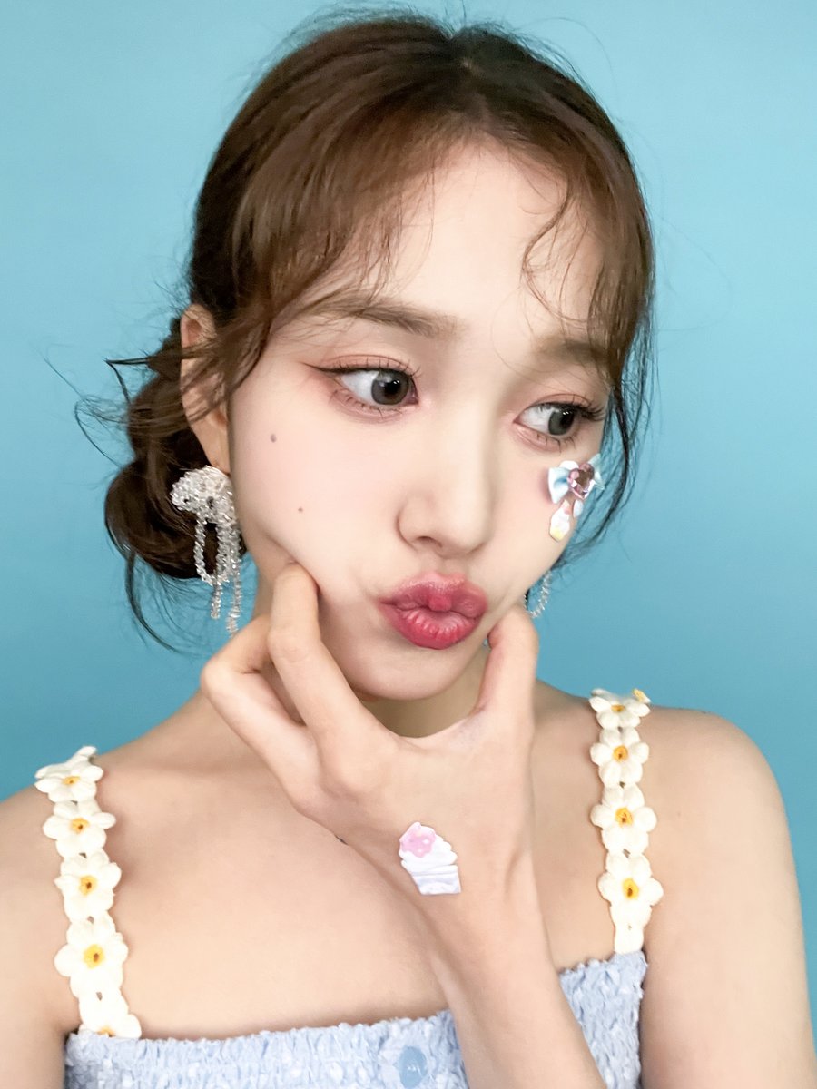 📸 ❥･•🦊🐯🐶

230505
어린이날 기념 볼 잡기 셀카 도착💝

SWITH~🍭
STAYC와 함께 달콤한 어린이날 보내세요~!
그리고! 팬미팅 D-14💖
우리 곧 만나요🫶🏻

#STAYC #스테이씨
#SWITH #스윗
#Seeun #세은
#Yoon #윤
#J #재이