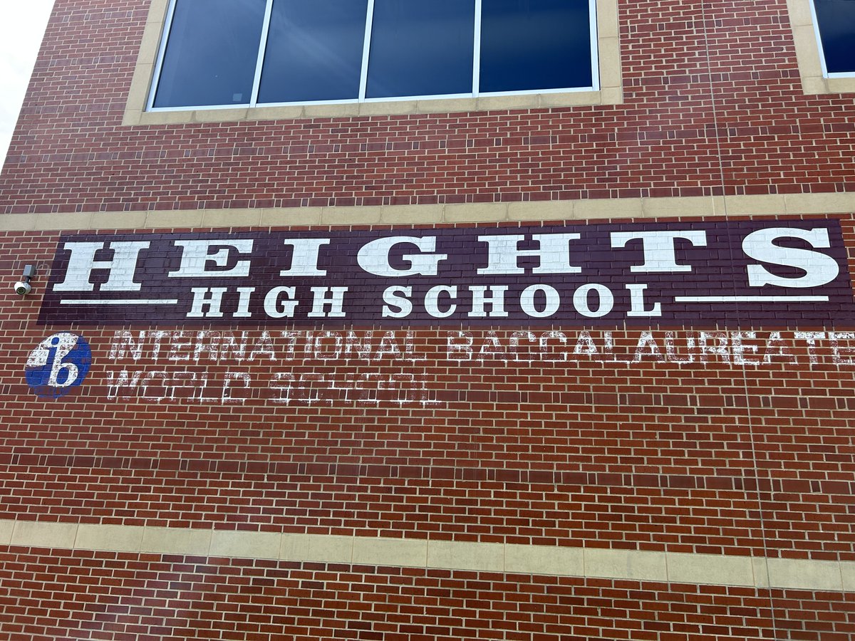 HTX_CoachCC's tweet image. Hit mostly HISD schools today and saw just as much talent as I've been seeing when I'm in the suburbs or outside the beltway. If you think I'm lying, go see what I'm talking about for yourself, or don't 🤷🏾‍♂️. #HTownRecruiting #610Loop #EastsideNative