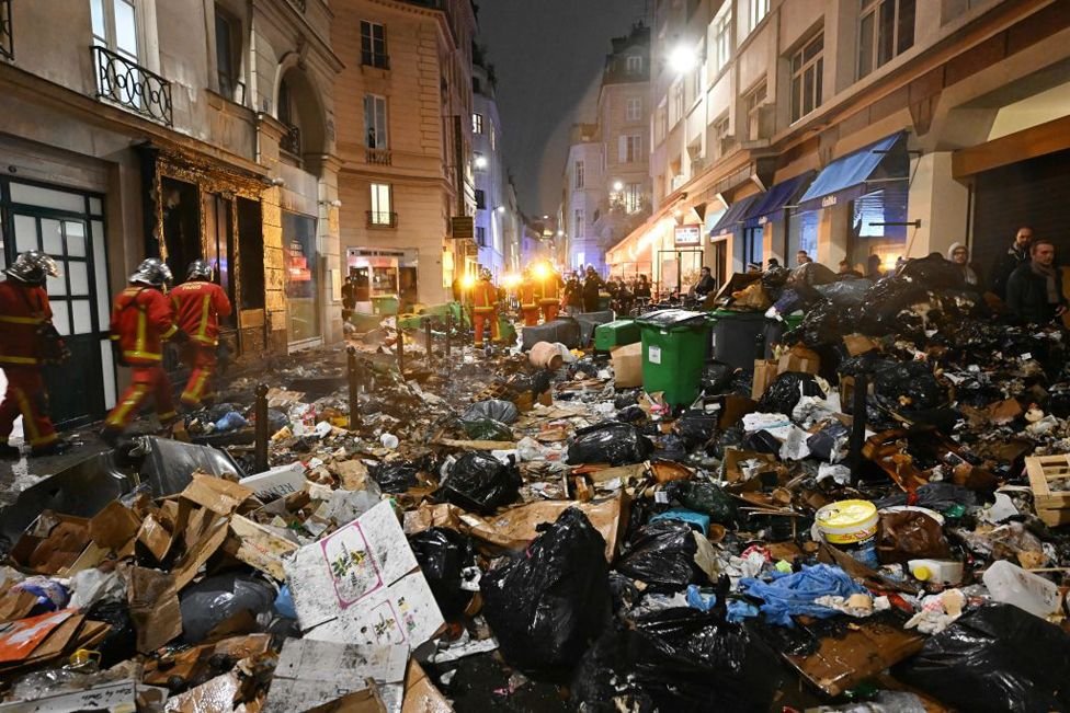 UnterseeS's tweet photo. @business #Paris that is currently a giant mound of garbage that's partially on fire? Not super sure the river is their biggest problem right now. https://t.co/8TP41jH0kx