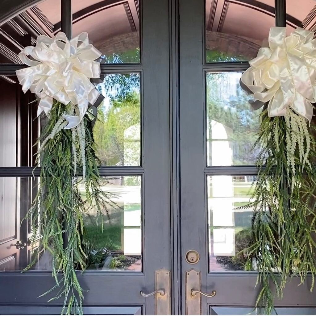 CountryDsgnStyl's tweet photo. Here's an idea to share, extra long hanging greens for the front door. Wonder what happens when the wind blows? https://t.co/hC25lUZ2b7 https://t.co/lDsX0kUbMt