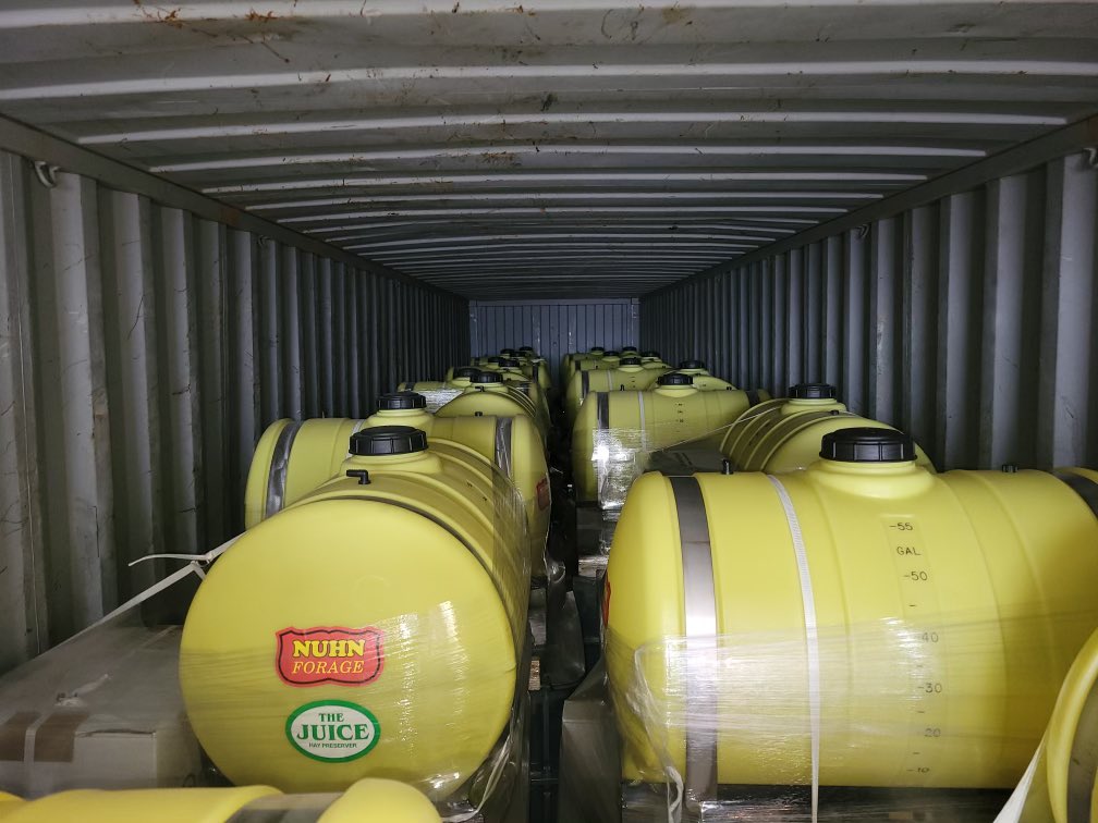 NuhnForage's tweet image. 🚛 A truckload full of applicators and #TheJuice off to our friends @NorheimRanching in Saskatchewan! 
Are you ready for hay season?! 🌾 

#JuiceKeepItCool #MakeSeriousHay #CanadianAgriculture #MadeInCanada #Hay2023