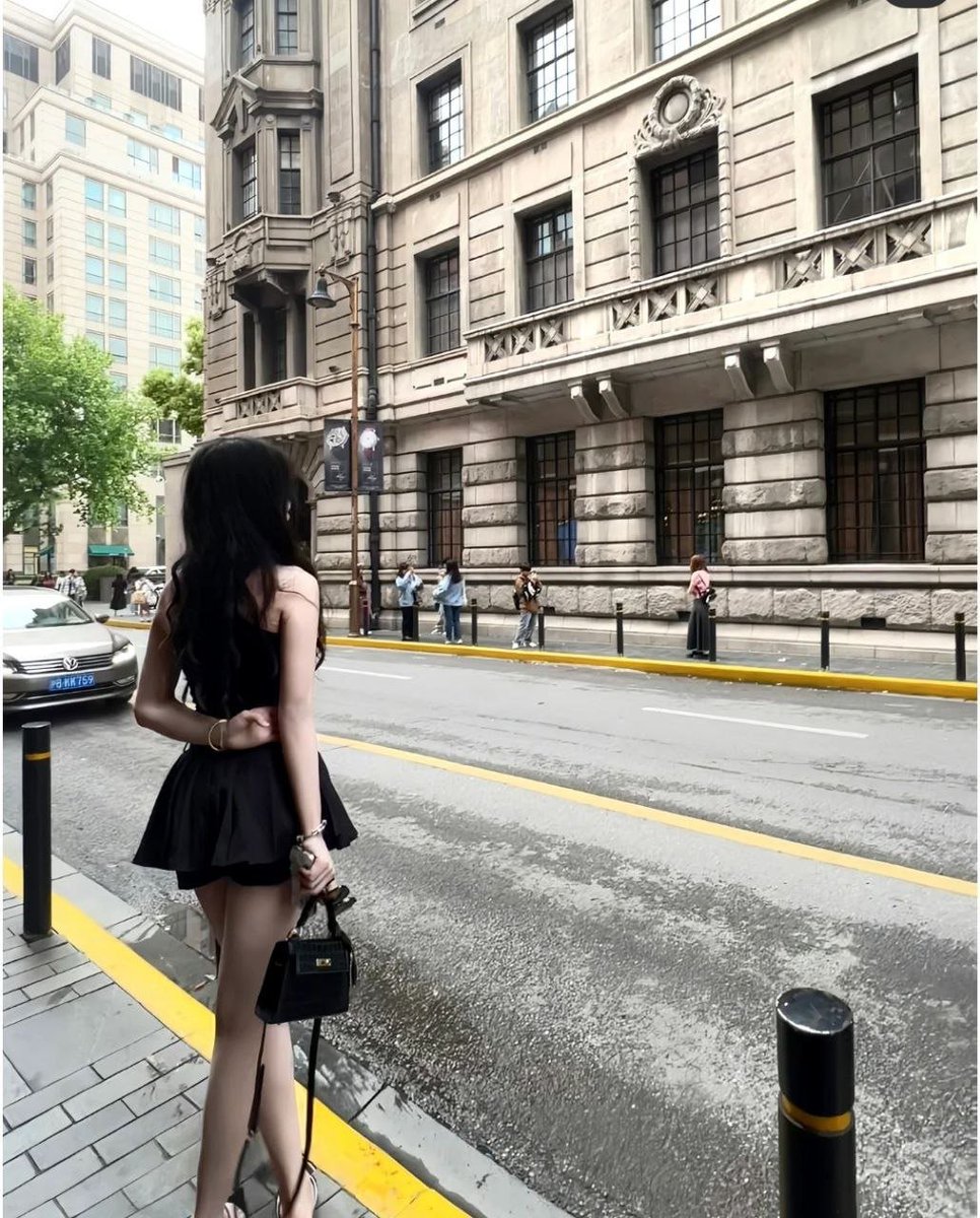 mrdaniel91's tweet photo. When the lanterns first come on, the charm of Shanghai is more obvious. Behind every beam of light, there is a story💕💕 https://t.co/8tGoMC07Sx