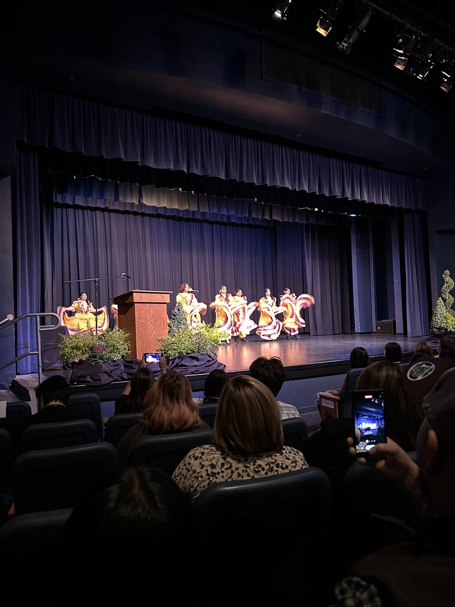 A great evening, recognizing our seniors who are receiving the state seal of biliteracy! <a href="/visaliausd/">Visalia Unified School District</a> <a href="/CADeptEd/">CA Department of Education</a>