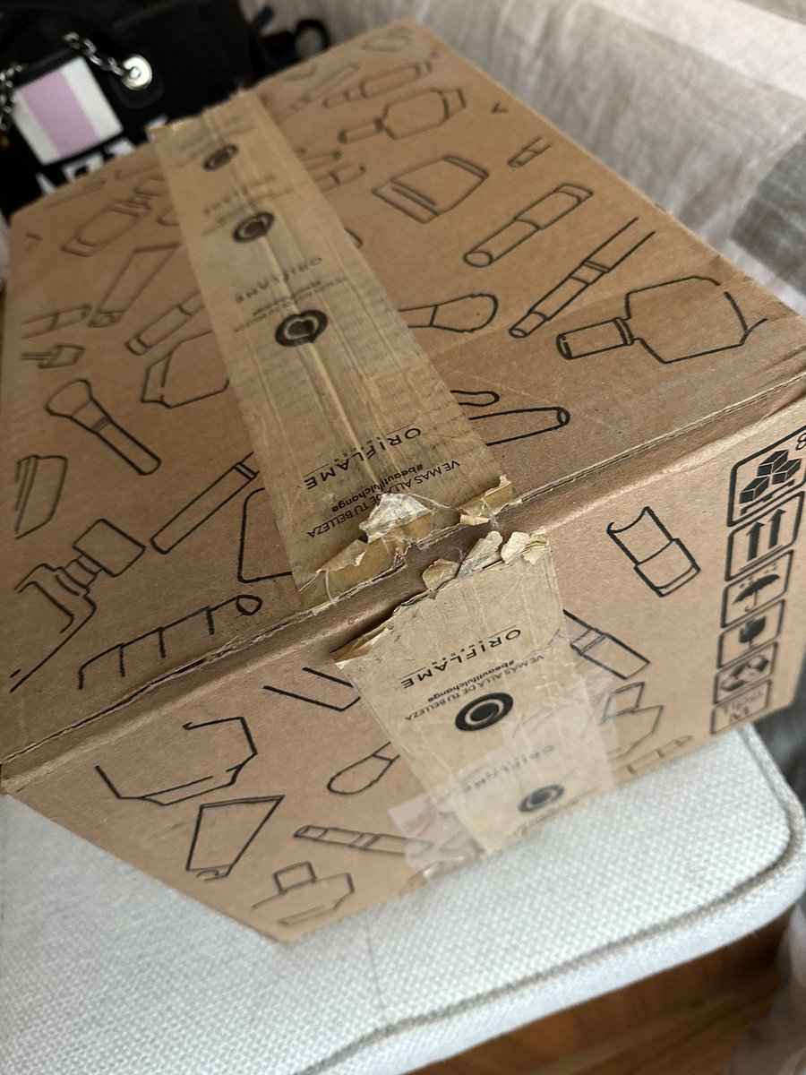 AndreaZacariass's tweet photo. Pésimo servicio de @REDPACK_mkt 
Pedí unos dulces y me llegó así la caja.
Y obvio cuando la abrí se habían robado 7 paquetes.
Increíble que hasta dulces se roben. 
No manden con ellos. https://t.co/qJ2kgey3YW