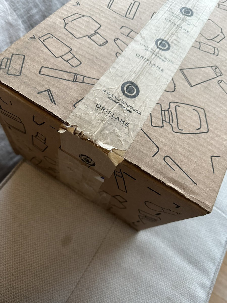 AndreaZacariass's tweet photo. Pésimo servicio de @REDPACK_mkt 
Pedí unos dulces y me llegó así la caja.
Y obvio cuando la abrí se habían robado 7 paquetes.
Increíble que hasta dulces se roben. 
No manden con ellos. https://t.co/qJ2kgey3YW