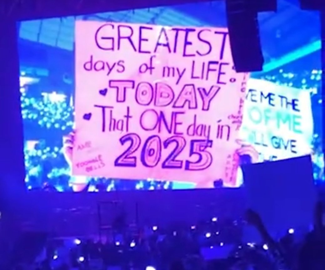 itsbtszone's tweet photo. an army brought a sign which says "greatest days of my life : today &amp; that one day in 2025" oh i have tears in my eyes :( https://t.co/MbUA6AZedR