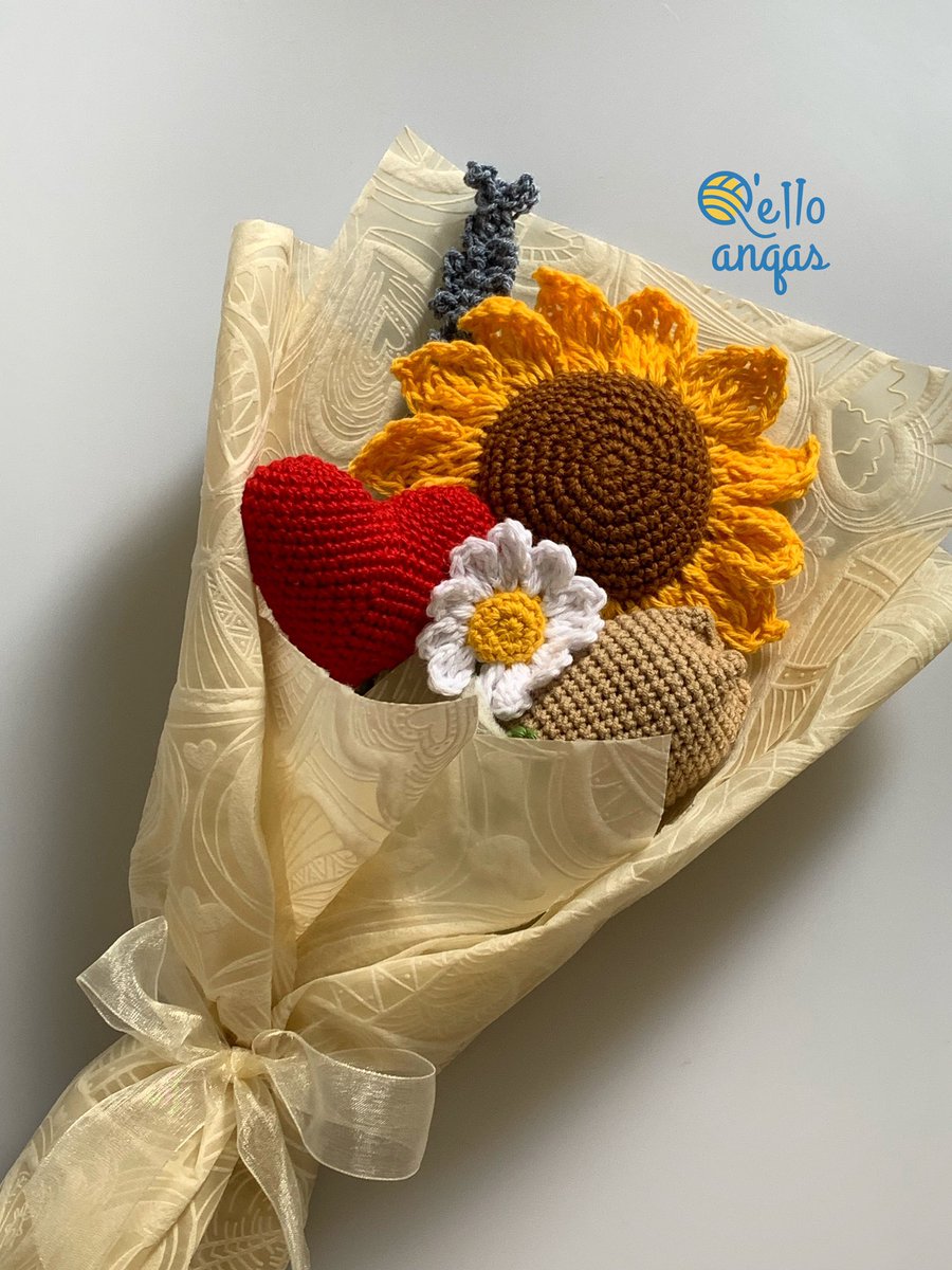 Nuestro Ramo Nani contiene: 1 girasol + 1 lavanda + 1 corazón + 1 tulipán + 1 flor manzanilla + 1 tarjeta dedicatoria + 1 foto polaroid (opcional) 💐. 

#floreseternas #florestejidas #tulipantejodo #crochet #lima #peru #ramonani #qelloanqas #hechoamano #DiaDeLaMadre