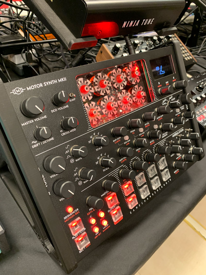 kenbando7's tweet photo. 📢展示開始のお知らせ
風変りで刺激的なプロダクトを生み出している「Gamechanger Audio MOTOR SYNTH MKII」展示開始しました!かなりマニアックで玄人向けですね。実験的な音楽を追求したい方にオススメです。
商品ページリンク⇒https://t.co/vYgUbfbbdl
#gamechangeraudio #motorsynth https://t.co/Erhd3kxP2g