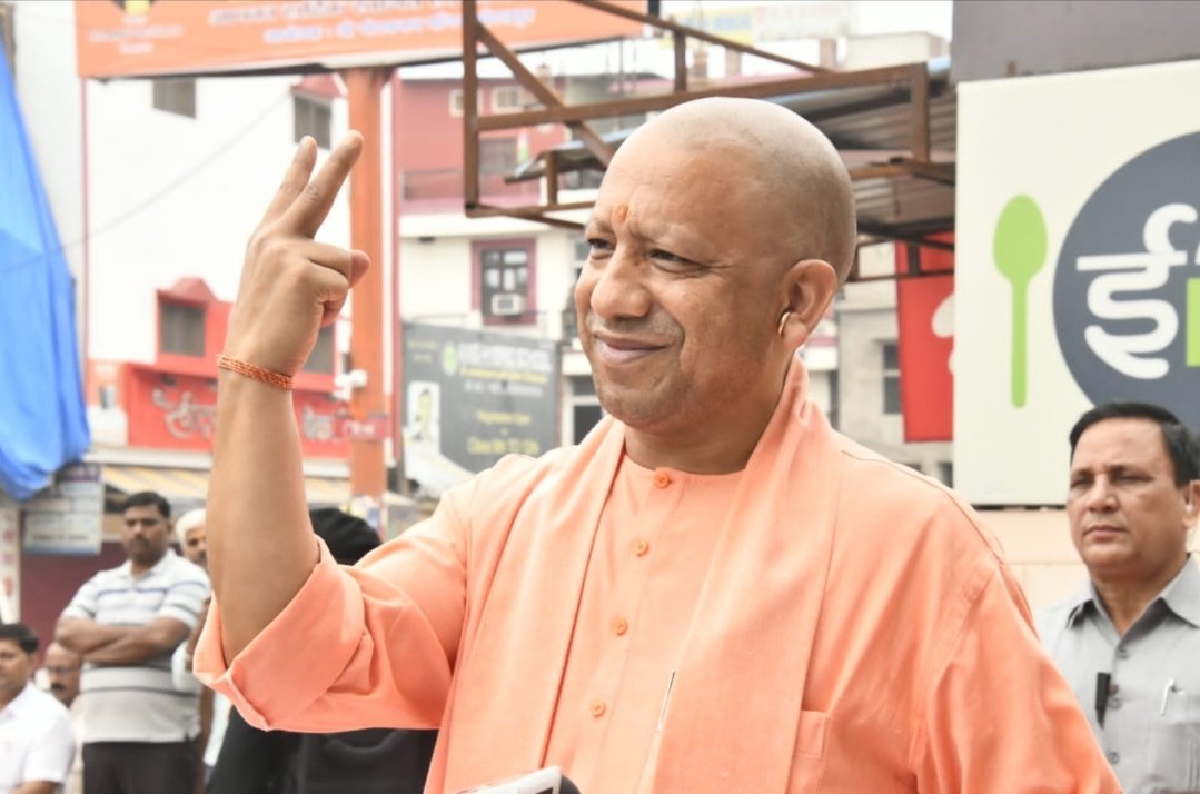मुख्यमंत्री योगी आदित्यनाथ ने निकाय चुनाव के लिए गोरखपुर की वार्ड संख्या-797 में मतदान किया।

#YogiAdityanathji #YogiAdityanath #YogiGovt #yogiji