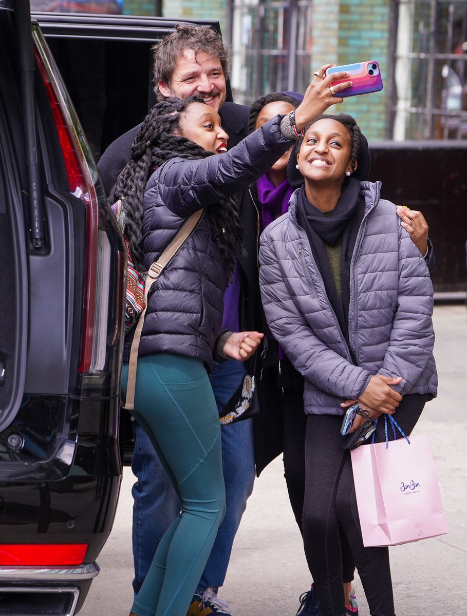 pascalarchive's tweet photo. pedro pascal with fans yesterday in nyc https://t.co/gh83aQjmiA