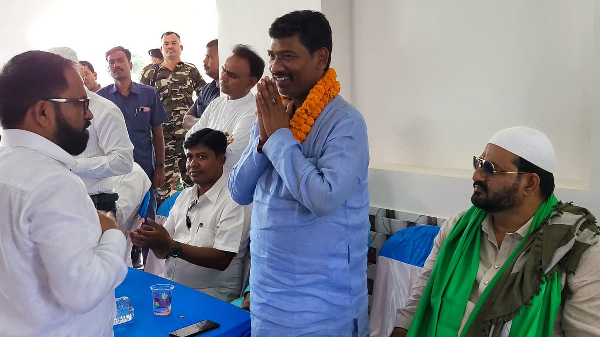 HiraLaljmm's tweet photo. राज्य के अल्पसंख्यक कल्याण तथा पर्यटन कला संस्कृति खेलकूद मंत्री आदरणीय हफीजुल हसन अंसारी जी का सुरही नवाडीह मदरसा में स्वागत किया।
@HemantSorenJMM @hafizulhasan001 https://t.co/4MQ3xNLrxF