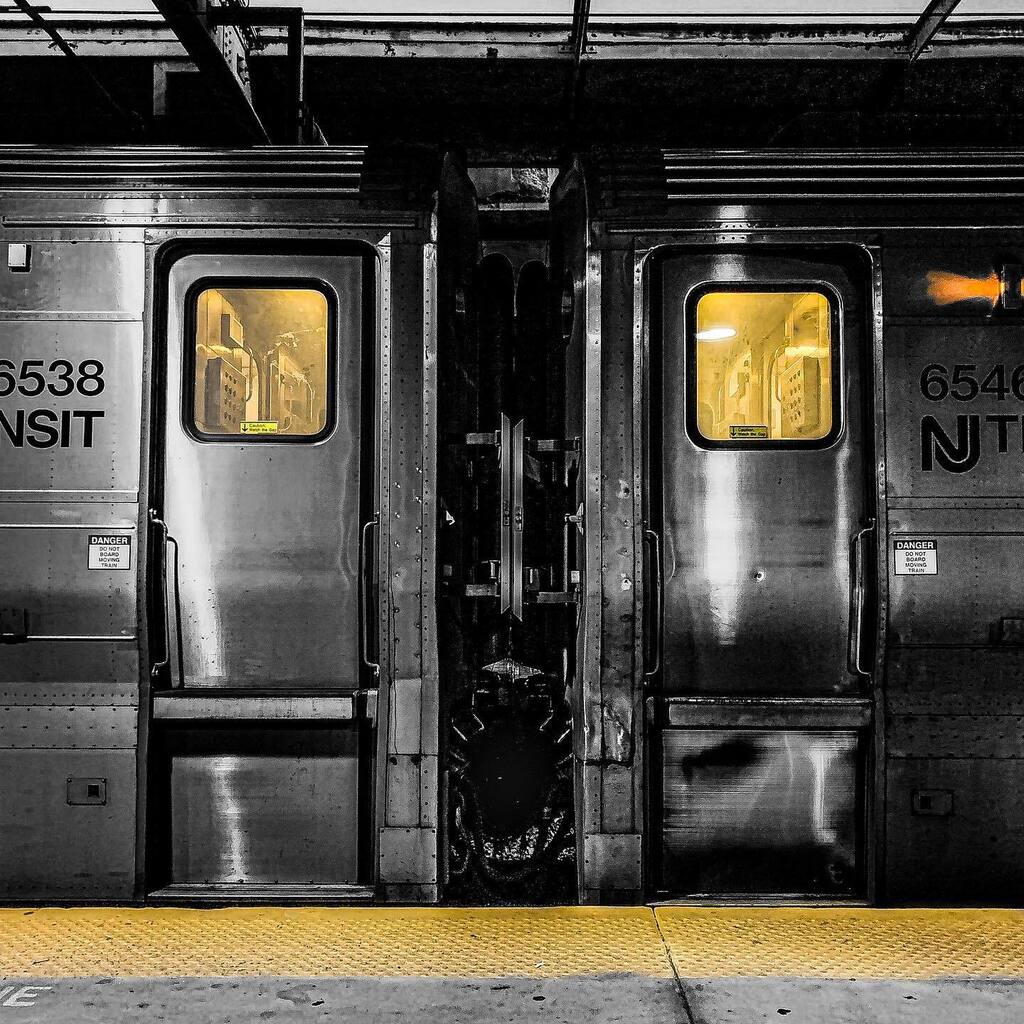 jimfeldman's tweet image. #train #traincar #trainplatform #transportation #urban #monochrome #bnw #bnw_photography #blackandwhite #blackandwhitephotography #bnw_photo #bnwphoto #bnwphotography #bnw_greatshots #bnwcaptures #bw #shotoniphone #iphonephoto #iphonephotography #yellow instagr.am/p/Crzi5z0MhIW/