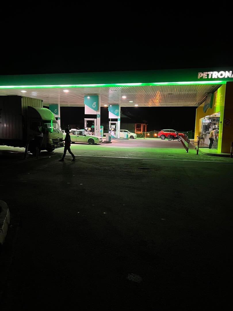 MySamudera's tweet photo. ‼️AMARAN KEPADA PEREMPUAN DILUAR SANA 😱 

Saya dari lahad datu bertolak ke kota kinabalu pukul 8 malam dan sampai di petronas ranau pukul 12:50am.

Kami berhenti untuk ke tandas. saya pergi ke tandas wanita dimana ada 2 tandas didalam.. https://t.co/S1PBcjzCj6