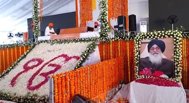 dailypostpunjab's tweet photo. ਇਸ ਥਾਂ 'ਤੇ ਹੋਵੇਗੀ ਸ. ਪ੍ਰਕਾਸ਼ ਸਿੰਘ ਬਾਦਲ ਦੀ ਅੰਤਿਮ ਅਰਦਾਸ, ਵੇਖੋ ਤਸਵੀਰਾਂ
#Punjab #VillageBadal #ShiromaniAkaliDal #ParkashSinghBadal #AntimArdas #BadalHouse #VIPParking #HighSecurity #PunjabPolice #Dailypostpunjabi https://t.co/BONdLvVYu6