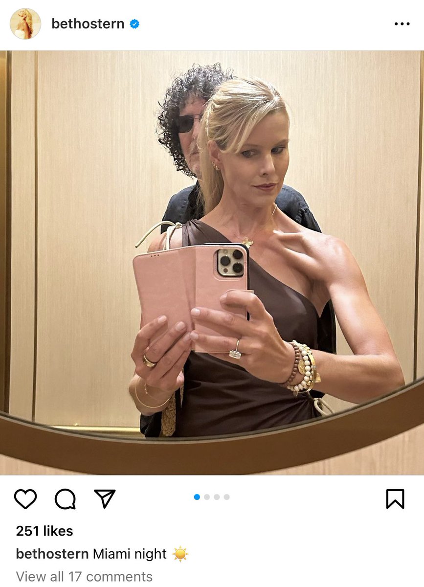 Its_Gary_Puppet's tweet photo. .@drdrew @DrPhil in your professional opinion, does this woman have a eating disorder and is need of help? Plz will one of you intervene before she ends up dead like karen Carpenter? #Clavicoe #HolySkinAndBonesBatman #NotHealthy #PoorRoleModel #FeedMe https://t.co/WHgIAxG8TU