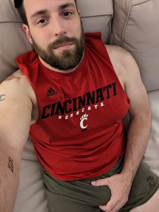 Need someone in my lap https://t.co/peE3NXaQ8i