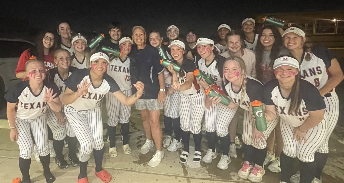 TexanSoftball's tweet photo. 🎉🥳CONGRATULATIONS 🥳🎉

Coach Morrow has achieved a HUGE MILESTONE… 400 WINS!!!! We are so proud of you! What an amazing accomplishment for an amazing coach and even better person!!! #LadyMorrow #400Dubs https://t.co/dCT4foijph