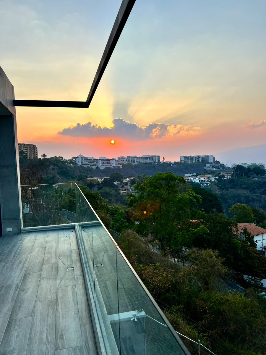 Ccs hoy, no tiene sentido este atardecer ⭐️😍 que Perfecto! #Caracas