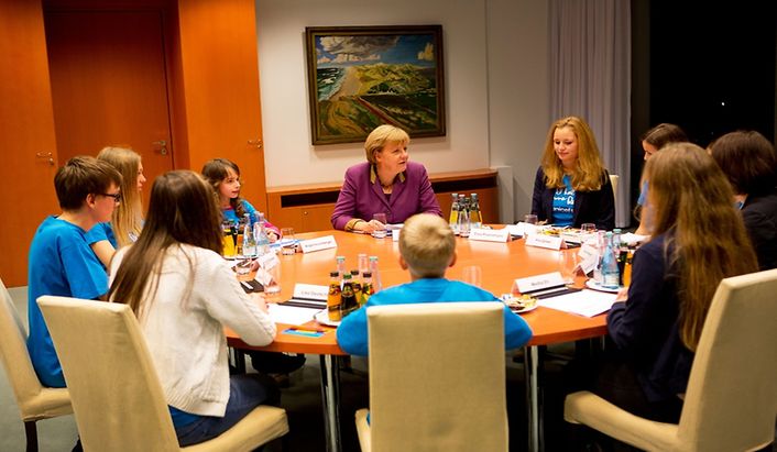 merkel_m5e's tweet photo. Hoy me he reunido con un grupo de Embajadores Juniors de la UNICEF para escuchar sus opiniones sobre los derechos de los niños y dialogar acerca de la implementación de dichos derechos en Eolia. Es importante involucrar a las nuevas generaciones en la defensa de sus derechos. 🇺🇳 https://t.co/A8iOcWnk6B