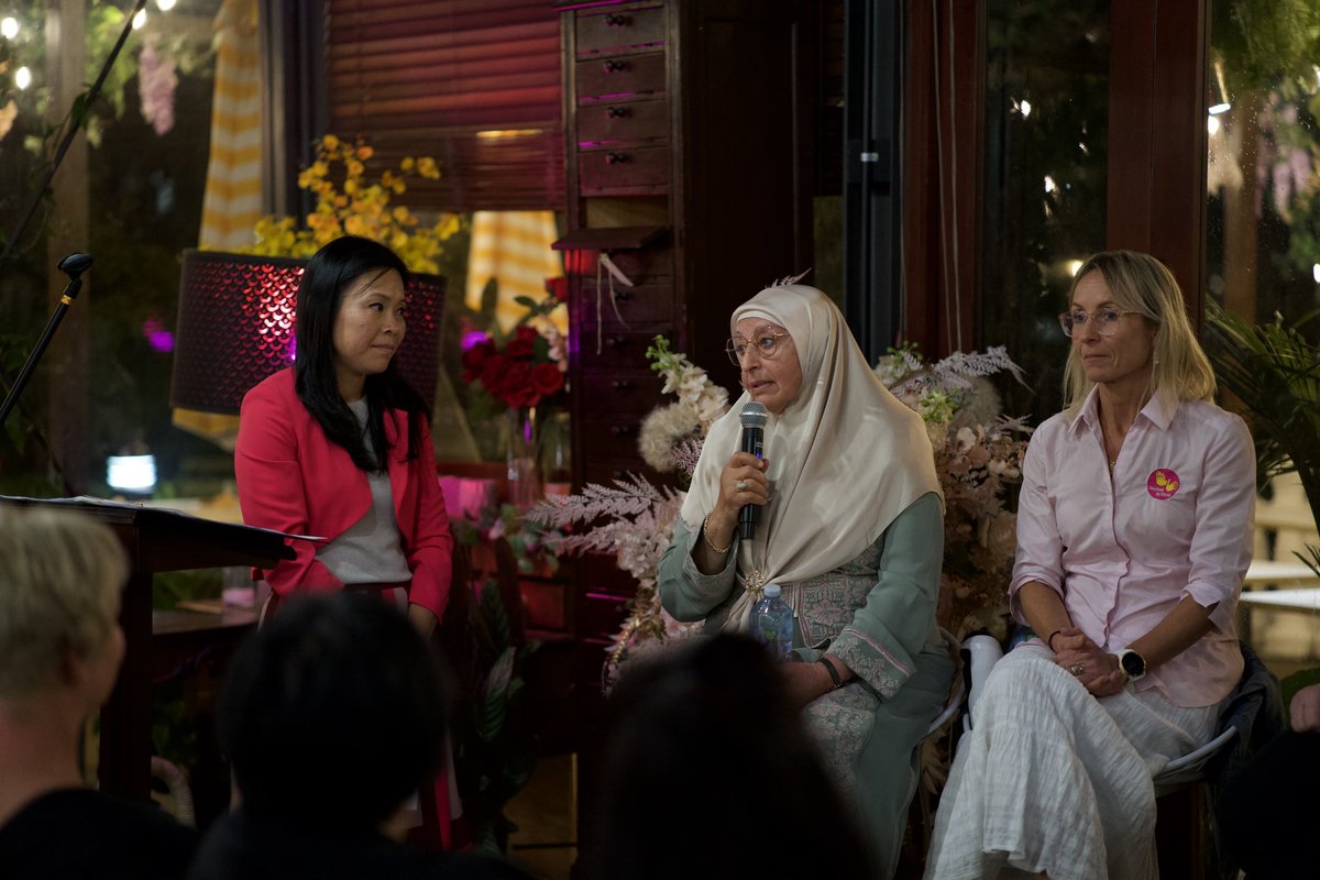 SenatorWong's tweet photo. Pursuing gender equality isn't just right, it's a vital national interest.

When women and girls are empowered, and barriers are removed, economies grow faster.

Thank you to @SallySitou and an impressive group of community leaders for an important discussion on gender equality. https://t.co/5Zdrsfxbdi