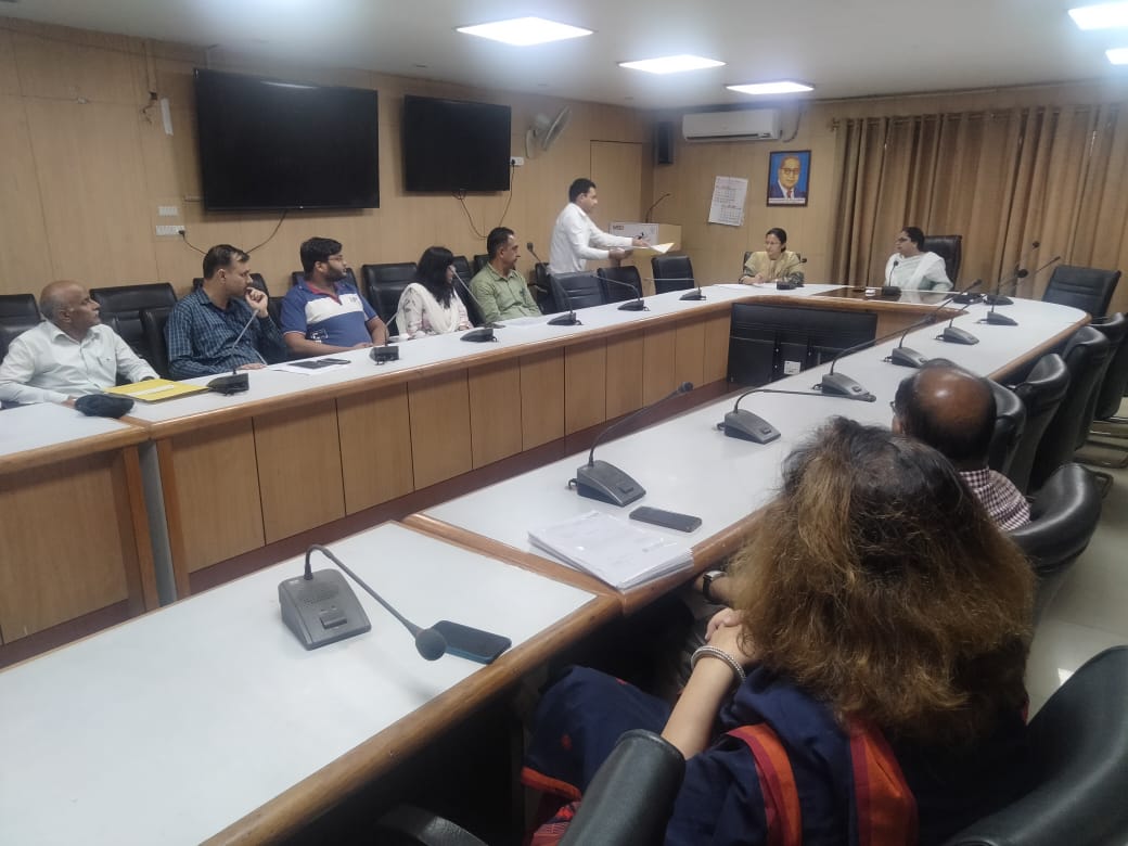 dmgbnagar's tweet photo. अपर जिलाधिकारी वित्त एवं राजस्व की अध्यक्षता में निजी स्कूलों के प्रबंधकों के साथ महत्वपूर्ण बैठक संपन्न, शिक्षा का अधिकार अधिनियम के तहत चिन्हित बच्चों का निजी स्कूलों में दाखिले को लेकर शिथिलता न बरते स्कूल प्रबंधक,दाखिला देने में आनाकानी करने वाले स्कूलों के विरुद्ध- https://t.co/iemamrM2lV