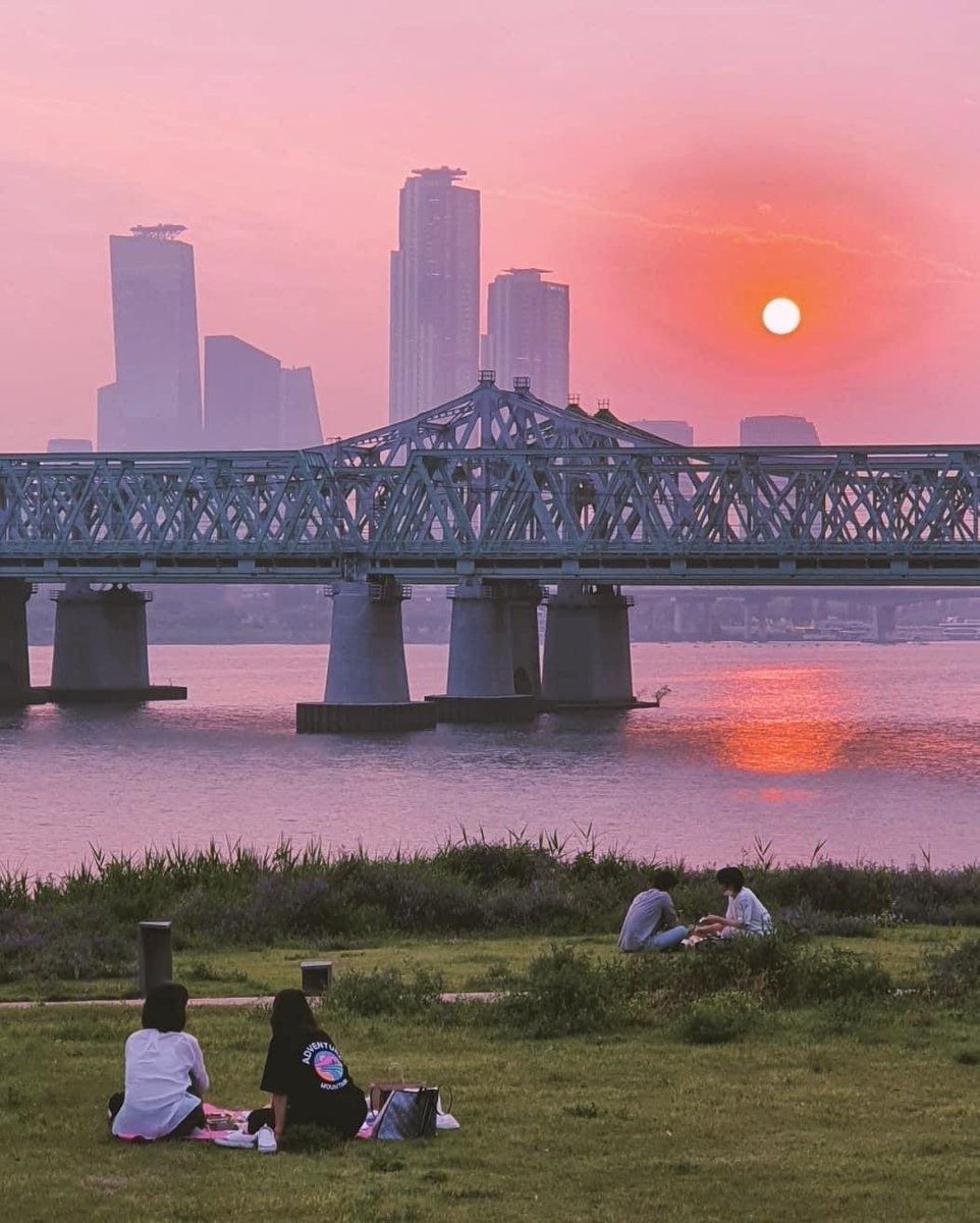 letstalkaboutKR's tweet photo. #รีวิวเกาหลี 7 สวนสาธารณะริมแม่น้ำฮัน @ SEOUL
ไปเกาหลีก็ต้องไปปิกนิกปิกใจกันหน่อยๆ บอกเลยว่าชิลมากๆ แอดรวมสวนสาธารณะริมแม่น้ำฮันมาให้แล้ว อยากไปที่ไหน จดเลยๆๆ
จะบอกว่าแอดชอบไปตอนเย็นๆ คนเยอะคึกคักมาก ไปนั่งปิกนิก เม้าท์มอย กินรามยอนนั่นนี่ ปั่นจักรยาน ดูโชว์ใดใด ไวป์ดีไม่ไหว มาปักหมุดเก็บไว้เลยยย
_____
>ตรงใกล้��สวนฯจะมีมินิมาร์ทให้เลือกของกินได้
>อยากจัดเต็มแบบคนเกา เค้าจะสั่งเดลิเวอรี่มา แต่เรานักท่องเที่ยวอาจจะสั่งยาก ให้ซื้อของที่อยากกินติดมือมาพร้อมเสื่อได้เลย
>กินเสร็จเก็บขยะไปทิ้งด้วยน้า
#KCCA2023 #20232024KoreaThailandmutualvisityears #KTOThailand