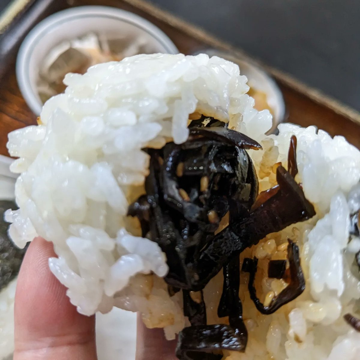新亀食堂さんのラーメン定食６００円♬オーダー受けてから握るオムスビが優しい美味しさ👼