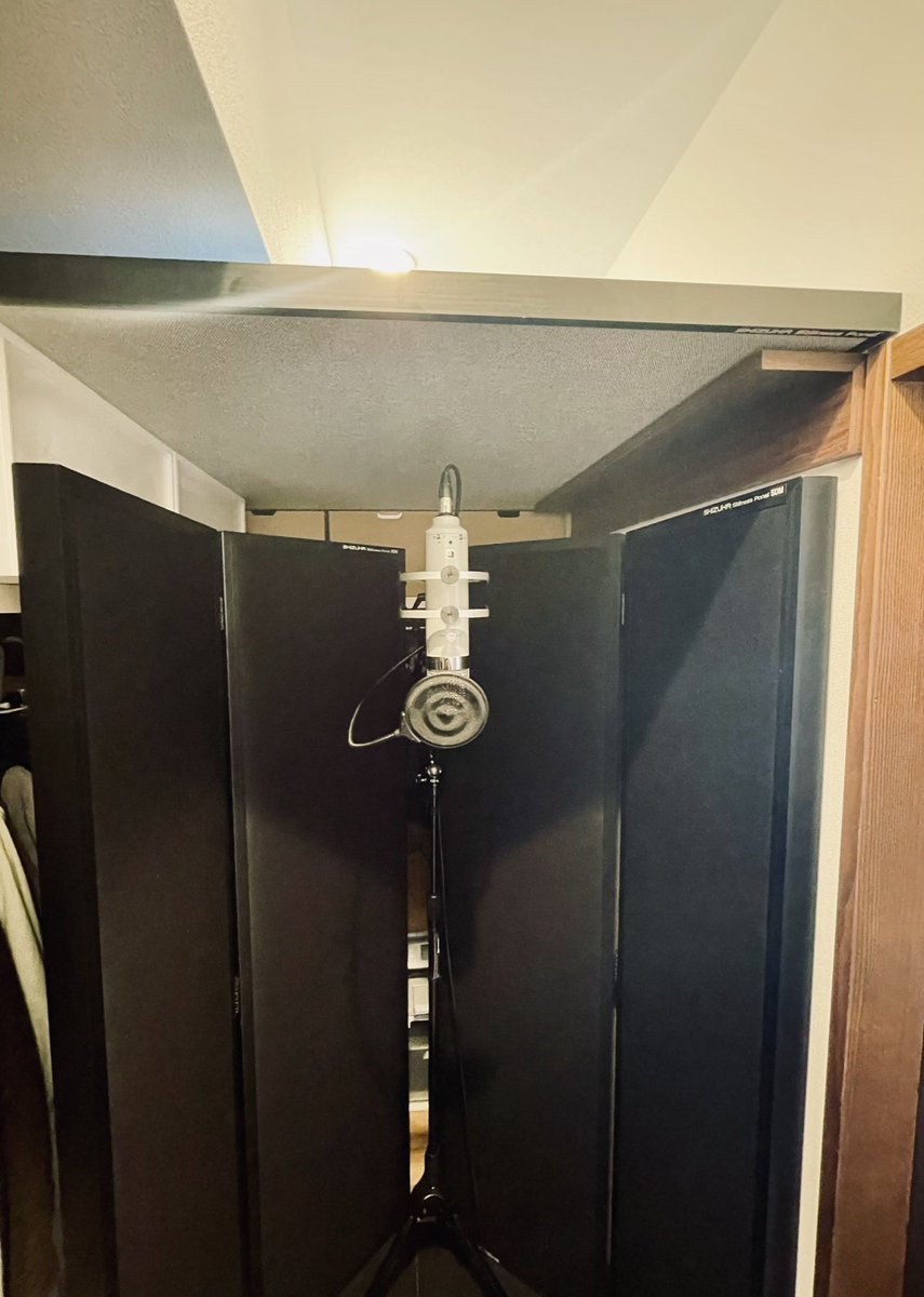 Shizuka Panel S-1000と無印の壁付家具を組み合わせて、天井に設置してみた。
毛布で天井吸音してた昔の音と比べると、高域が吸われ過ぎず、焦点の合った具合の良い録り音に進化しました！
#宮地楽器RPM
#Shizuka Panel