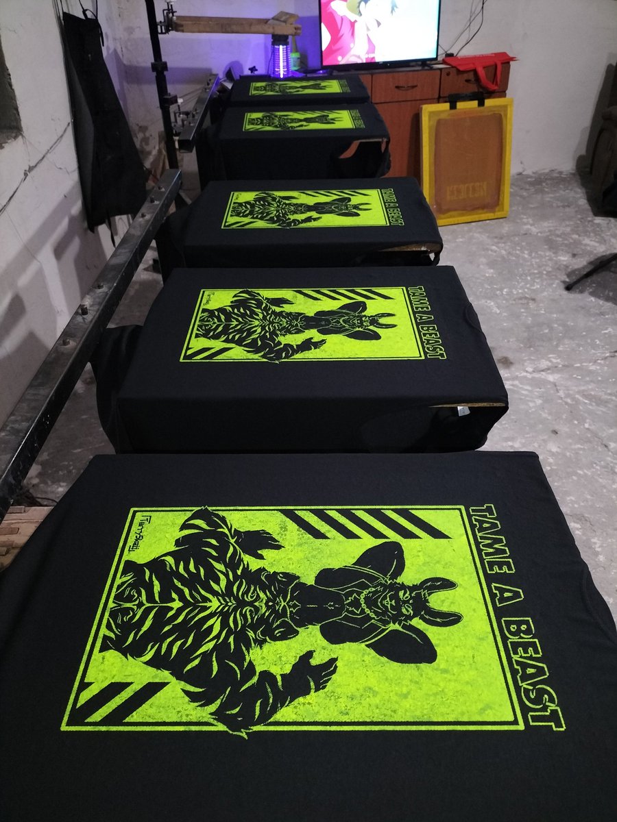 Loftcraftt's tweet photo. Este tiraje fue para @TerrySkaii a una tinta sobre camiseta de algodón con efecto flúorescente, es +18 🐙
#serigrafia #screenprint #NEON #streetwear #Tiger #bunny #tigerbunny #furry #furryart #furryfandom #fluorescent #taming #beast #neongreen #tanktop #sleveless #fluorescente https://t.co/FntAR7tgK4