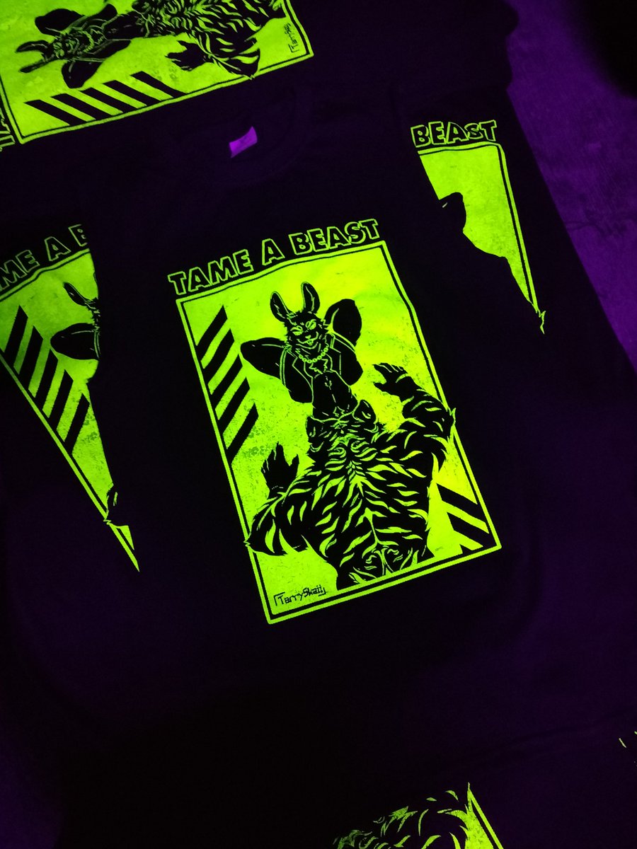 Loftcraftt's tweet photo. Este tiraje fue para @TerrySkaii a una tinta sobre camiseta de algodón con efecto flúorescente, es +18 🐙
#serigrafia #screenprint #NEON #streetwear #Tiger #bunny #tigerbunny #furry #furryart #furryfandom #fluorescent #taming #beast #neongreen #tanktop #sleveless #fluorescente https://t.co/FntAR7tgK4