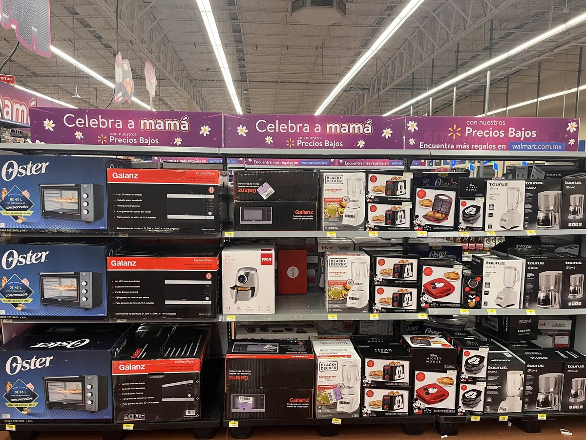 PamFV22's tweet photo. @Walmart está padrísimo que el stand alusivo al #DiaDeLasMadres esté repleto de electrodomésticos; bien ahí con su manifestación de roles de género. https://t.co/bAqBiFdr4u
