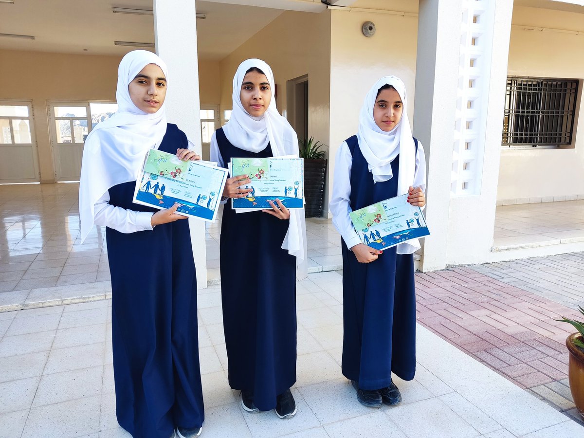 EduGovDhr7218's tweet photo. كرمت الاستاذة هداية الفارسي مشرفة برنامج GLOBE البيئي الطالبات ريان الفارسي وشيخة الفارسي وجنى الفارسي لمشاركتهن في المعرض الإفتراضي العلمي لأبحاث الطلاب العلمية وحصول بحثهن على 4 نجوم . https://t.co/12OAdg0vIQ