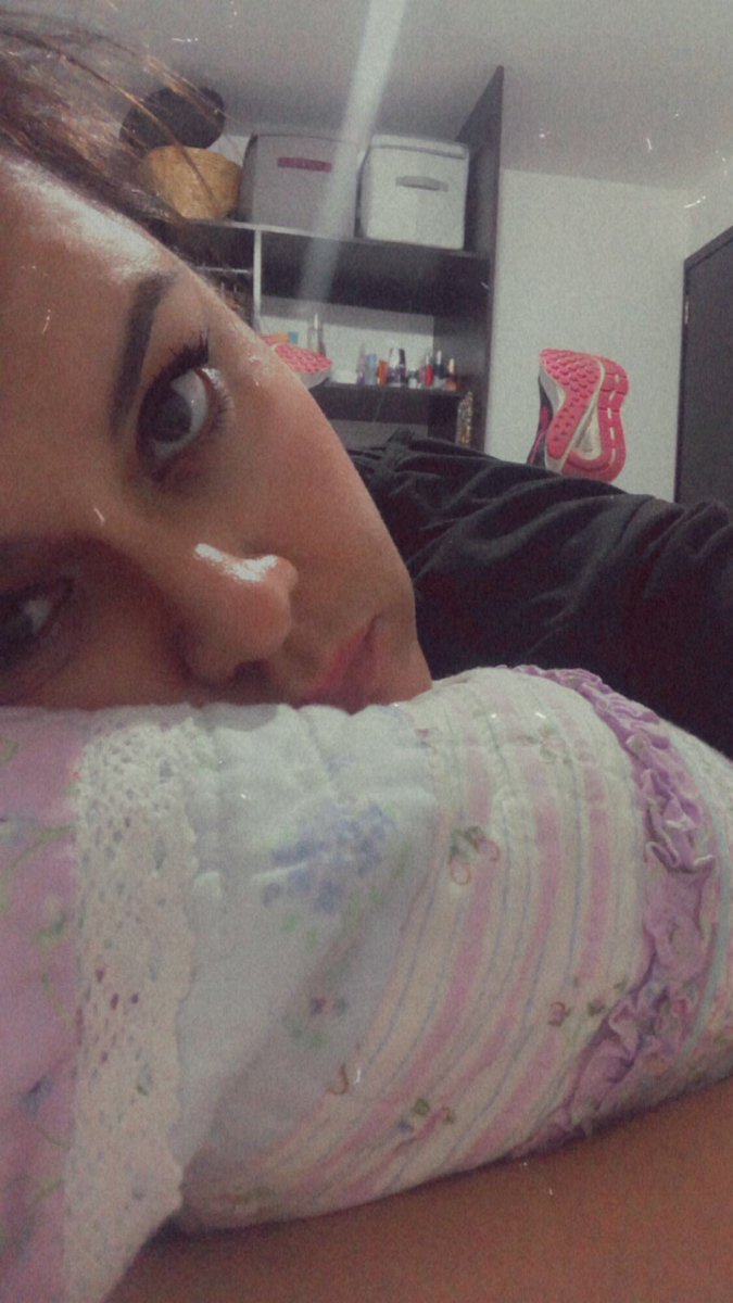applecita's tweet photo. Je suis muerta y apenas es miércoles…y sólo he trabajado un día 😅 https://t.co/q0yjKIiBuf