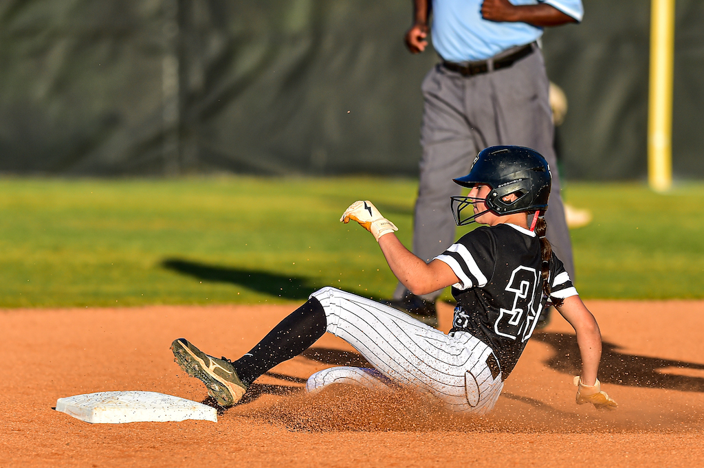 Helena's softball team beat Pelham twice to earn this year's area tournament championship on Wednesday night, while the Huskies punched a ticket back to regionals in the process.

Story/Photos: shelbycountyreporter.com/2023/05/03/hel…