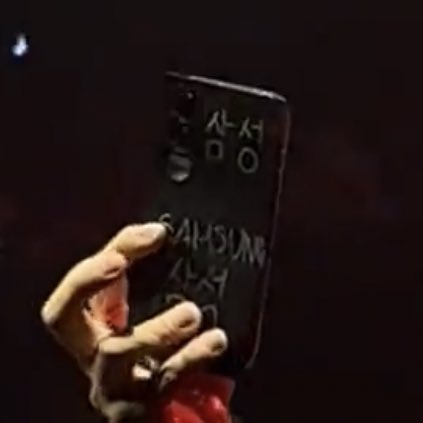 Actualización; el celular ni siquiera fue bien camuflado literalmente solo le escribió Samsung Galaxy HELP😭😭