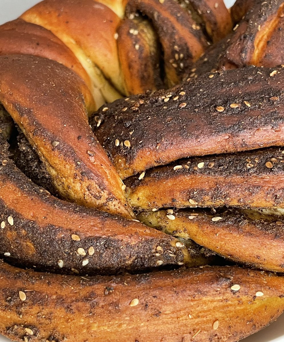deepabuty's tweet image. Breakfast Stories!
Trying some of the Lebanese breads. Zatar bread with a twist, literally 😅
#zatarbread #lebanesebread #braidedbread #braidedbeauty 🍞🥖🥐♥️