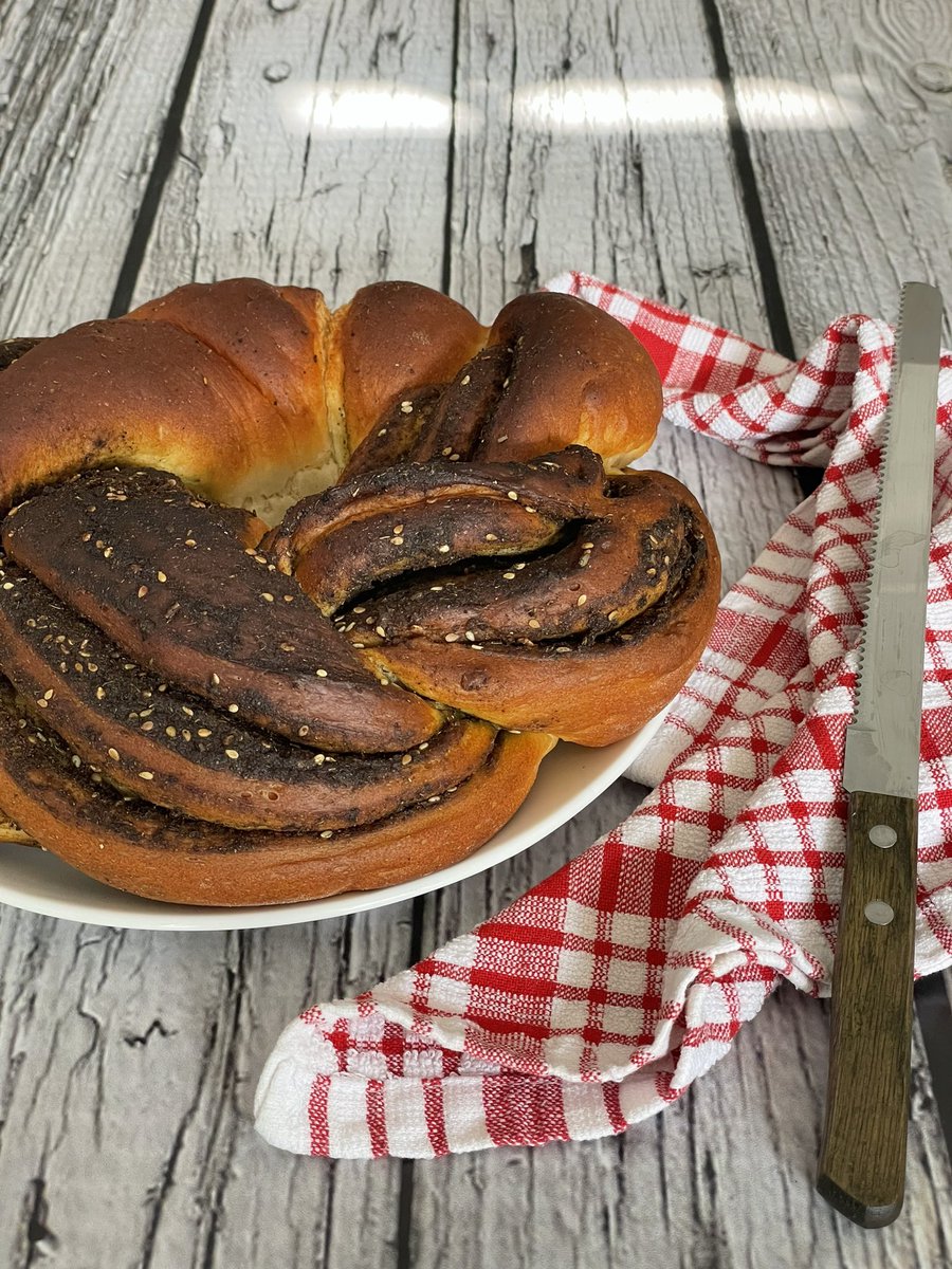 deepabuty's tweet image. Breakfast Stories!
Trying some of the Lebanese breads. Zatar bread with a twist, literally 😅
#zatarbread #lebanesebread #braidedbread #braidedbeauty 🍞🥖🥐♥️