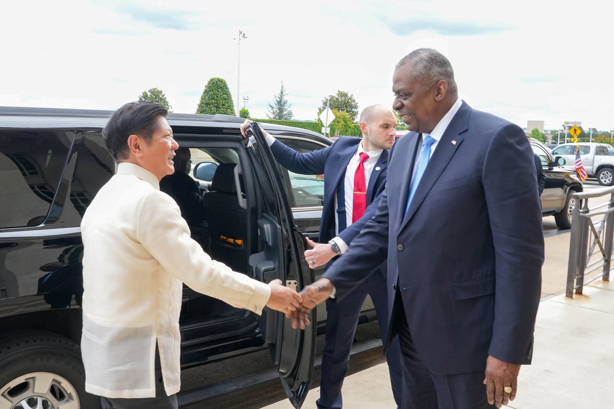bongbongmarcos's tweet image. We are deeply grateful for receiving the Armed Forces Full Honors during our visit to the Pentagon to meet again with US @SecDef. 

Our discussions reinforced our shared commitment to pursuing security, stability, and the common goal to enhance each of our country’s military